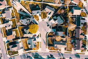 Wohnformen – Nachhaltiges & soziales Wohnen mit Symbiovita (e.V.) 7 Wohnformen – Nachhaltiges & soziales Wohnen mit Symbiovita (e.V.) Aerial view capturing the layout of a suburban neighborhood in Herriman, Utah.