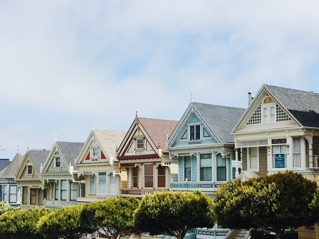 Wohnformen – Nachhaltiges & soziales Wohnen mit Symbiovita (e.V.) 3 Wohnformen – Nachhaltiges & soziales Wohnen mit Symbiovita (e.V.) Iconic Painted Ladies Victorian houses in San Francisco with clear blue skies.